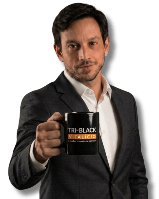 Bruno Oliveira com uma caneca Tri-Black